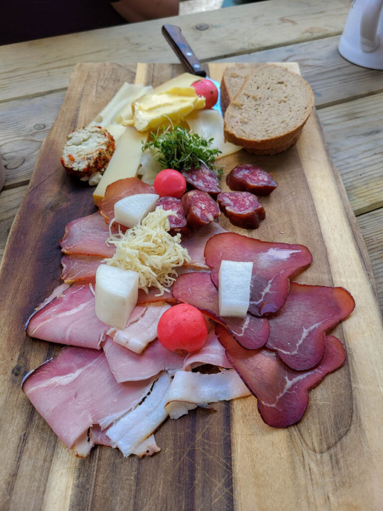 Jausenbrettl im Almstadl Schwarzensee