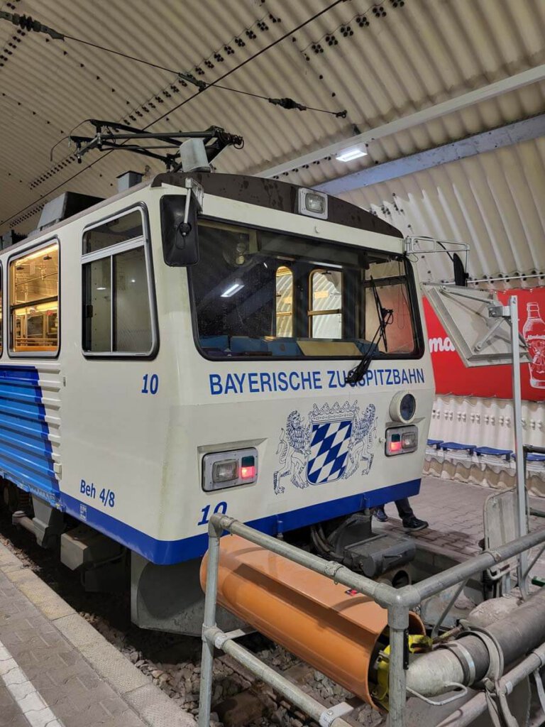 Die nostalgische Zahnradbahn der Bayerischen Zugspitzbahn auf dem Zugspitzplatt