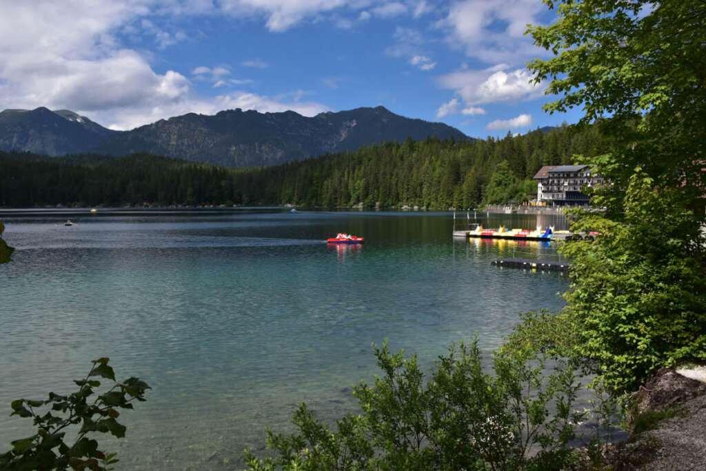 Sommeridylle am Eibsee unterhalb des Zugspitzmassivs