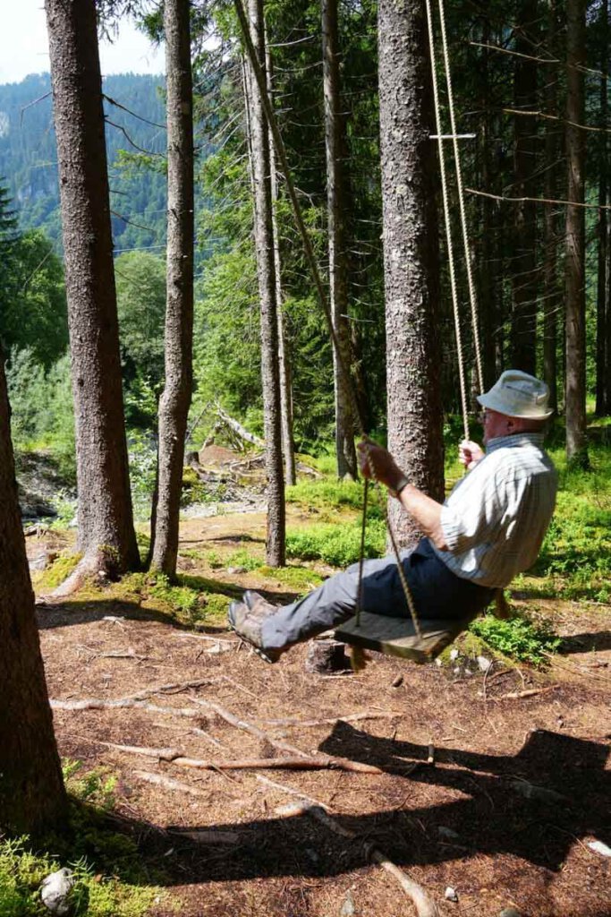 Papa beim Schaukeln im Klostertal Vorarlberg Österreich
