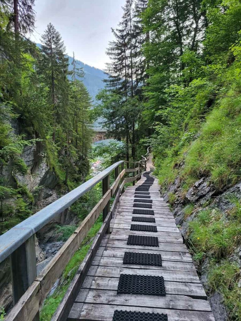 Die abenteuerliche Kaiserstiege zum Wäldletobel-Wasserfall in Klösterle