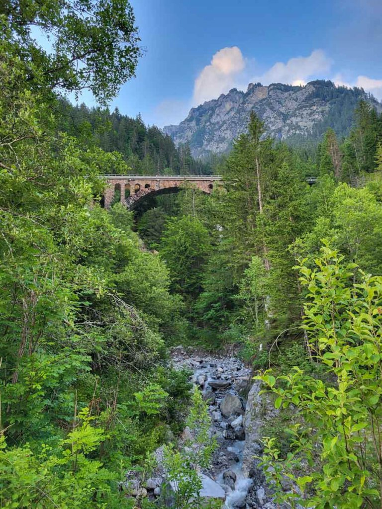 Pittoresk: Die Eisenbahnbrücke am Wäldletobel in Klösterle am Arlberg