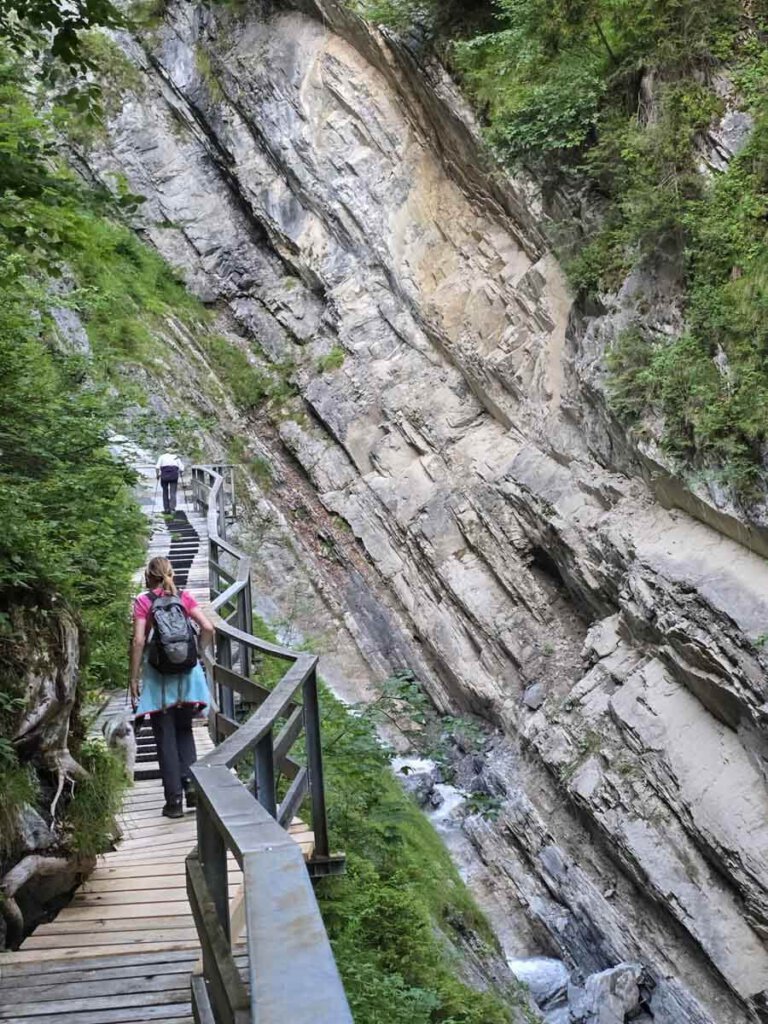 Über die Kaiserstiege geht es in den Wäldletobel in Klösterle am Arlberg