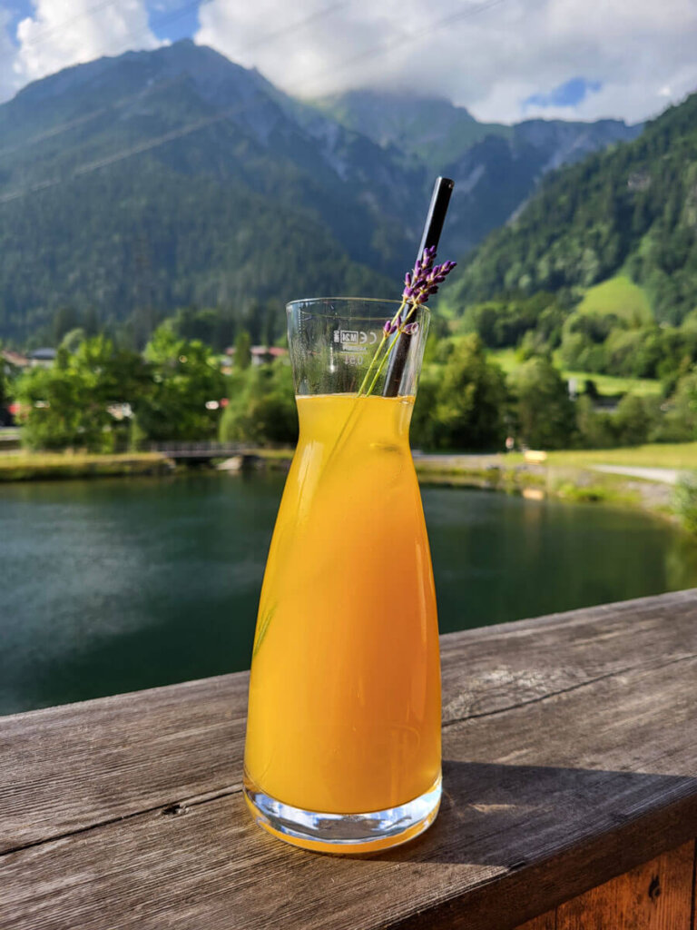 Hausgemachte Limo mit Aussicht im Seestüble in Klösterle am Arlberg
