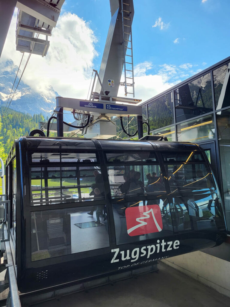 Die Weltrekord-Seilbahn Zugspitze in der Talstation am Eibsee