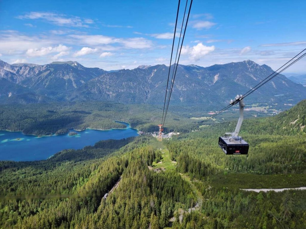 Atemberaubende Ausblicke bei der Fahrt mit der Seilbahn Zugspitze