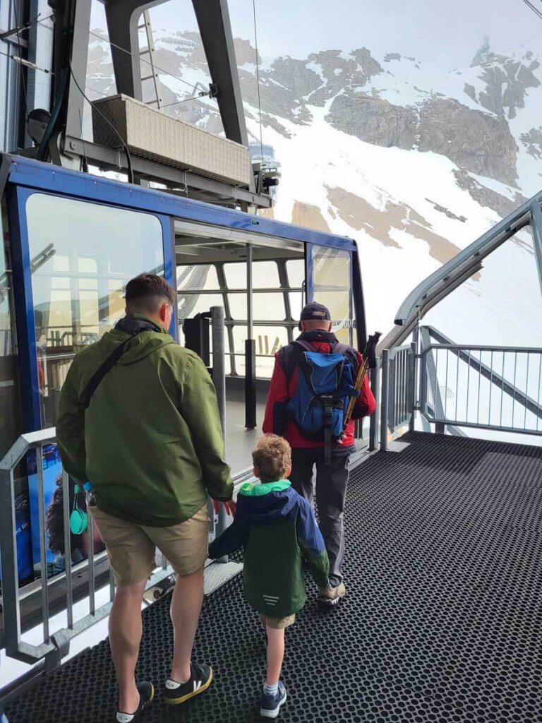 Einstieg in die Gletscherbahn am Zugspitzplatt