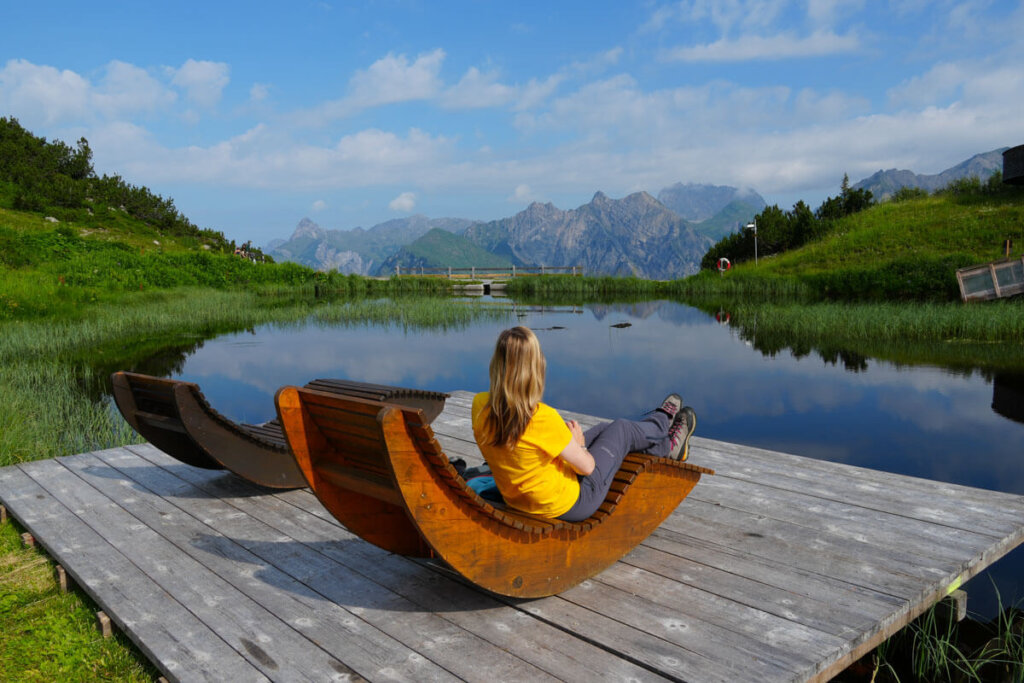Relaxen mit Aussicht bei der Bergstation der Sonnenkopfbahn in Vorarlberg, Österreich