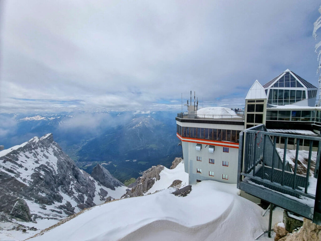 Blick vom Zugspitzgipfel auf die österreichische Seite