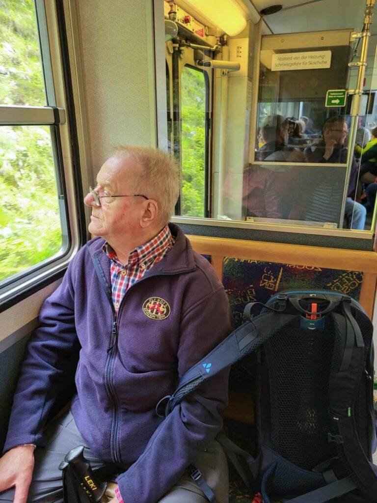 Vater fasziniert von der Bahnreise auf die Zugspitze