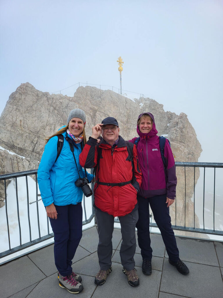 Wunsch erfüllt: Vater-Töchter-Erinnerungsfoto mit Gipfelkreuz der Zugspitze