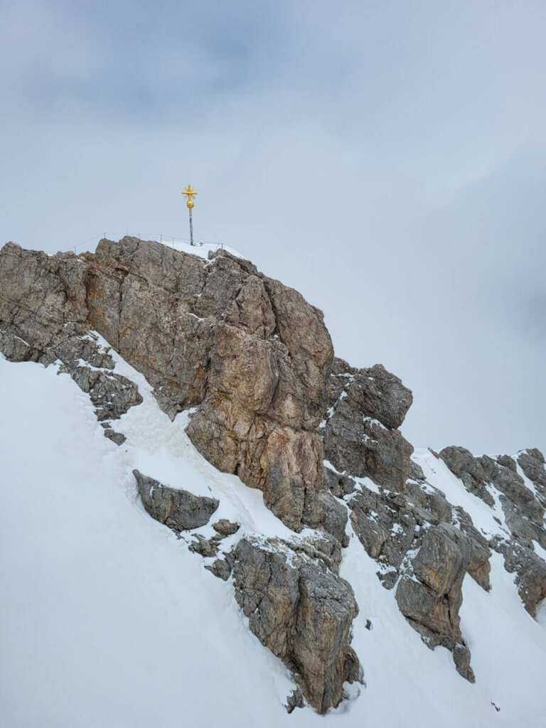 Das goldene Gipfelkreuz auf dem Ostgipfel der Zugspitze