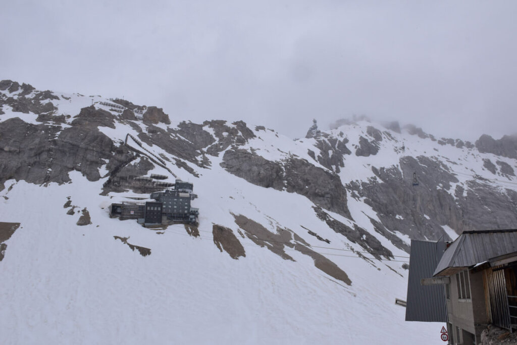 Blick vom Gletscherbahnhof zum Schneefernerhaus auf der Zugspitze