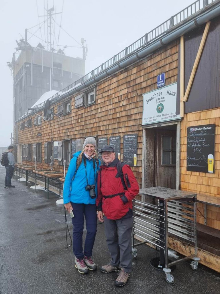 Besuch des Münchner Hauses, der Alpenvereinshütte auf dem Zugspitzgipfel