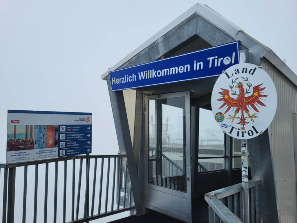 Grenzübergang auf der Zugspitze ins österreichische Tirol