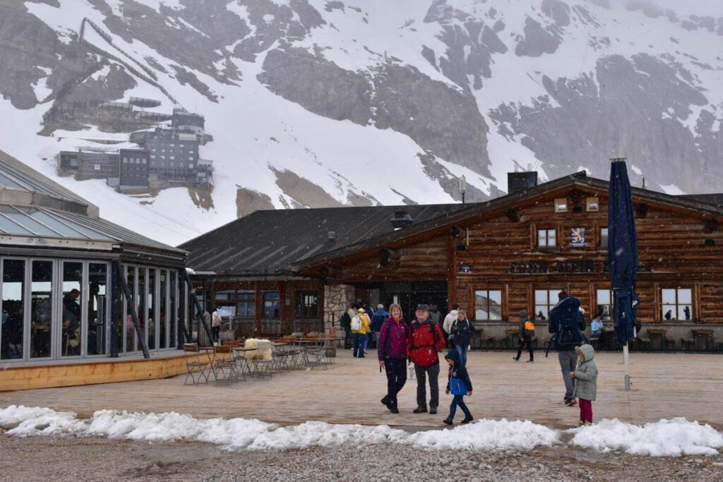 Die beiden Restaurants am Zugspitzplatt mit Blick zum Schneefernerhaus