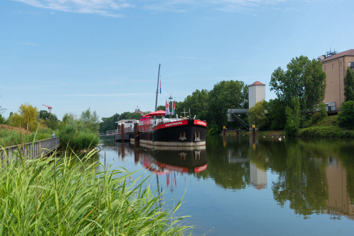 Die MS experimenta, das schwimmende Science Center, auf ihrer Deutschlandtour