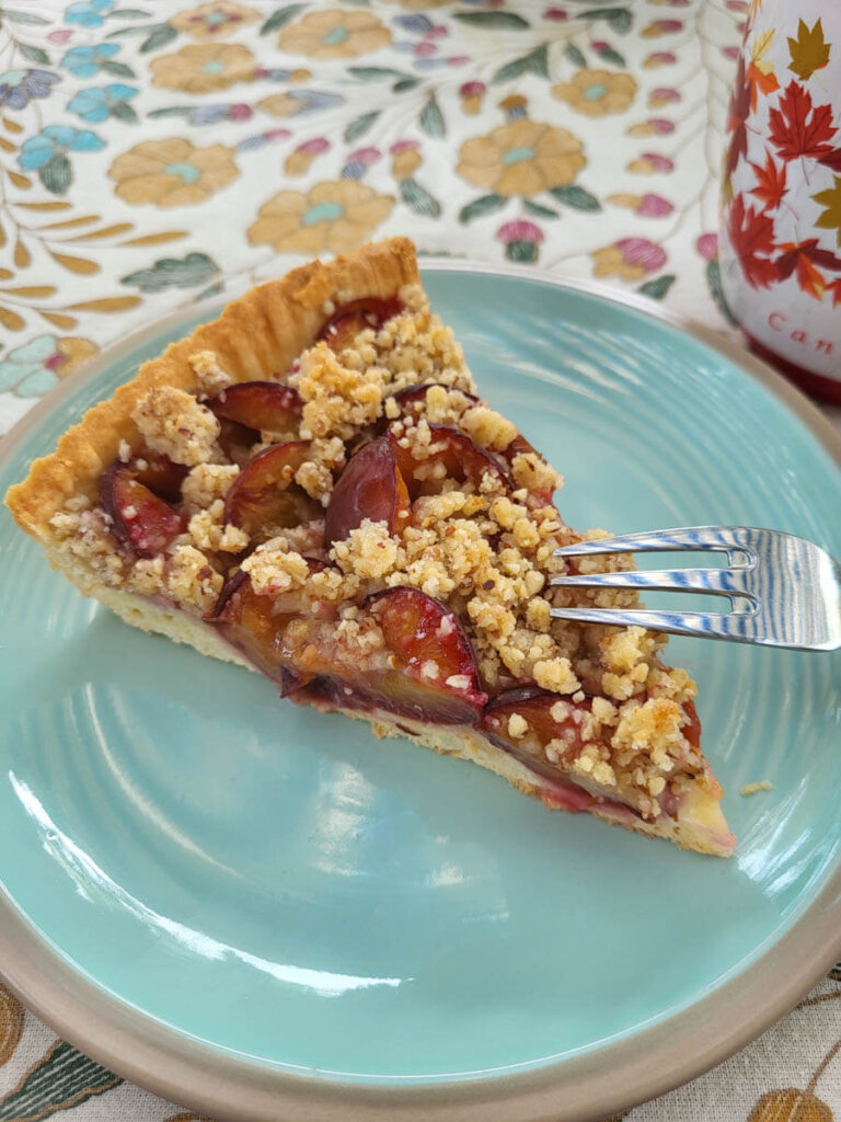 Ein Stück Zwetschgenkuchen mit Mürbeteig und Streuseln