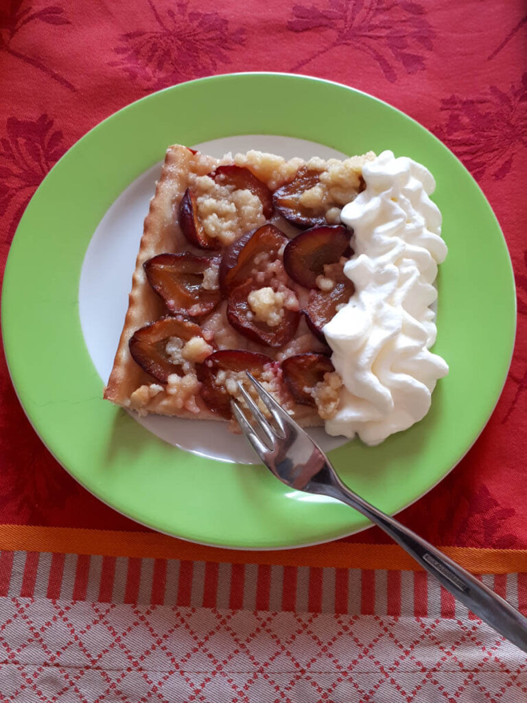 Himmlisch: Zwetschgenkuchen vom Blech mit Streuseln und Sahne!