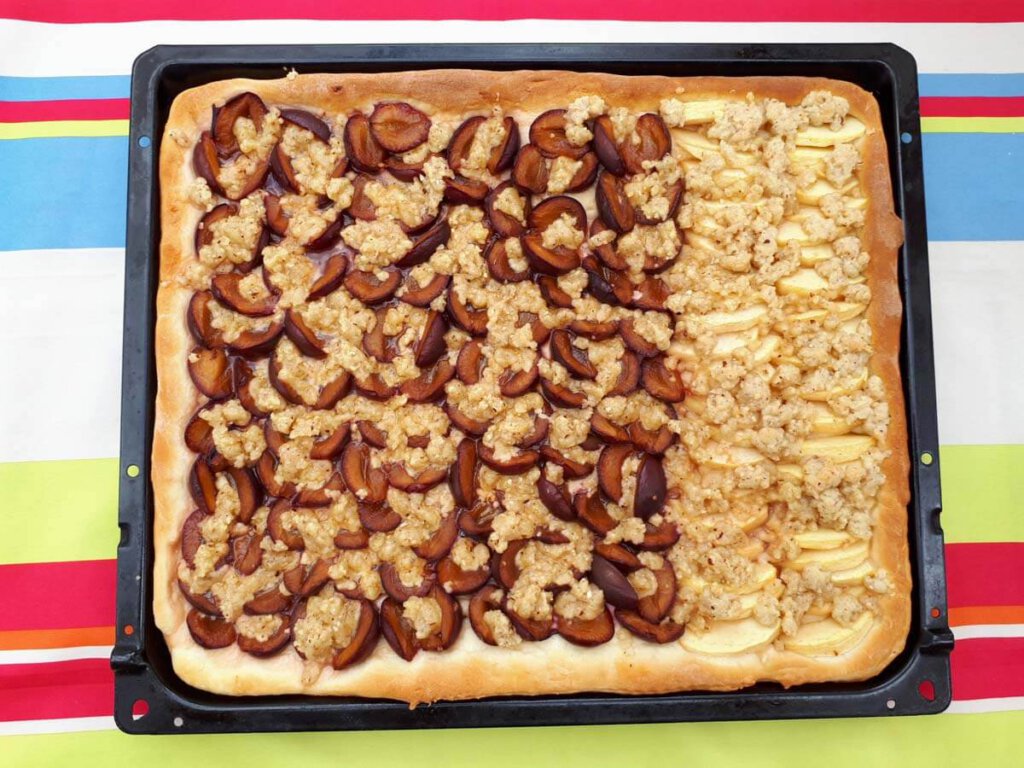 Frisch aus dem Ofen: Unser Zwetschgenkuchen mit Streuseln (und ein paar Äpfeln)