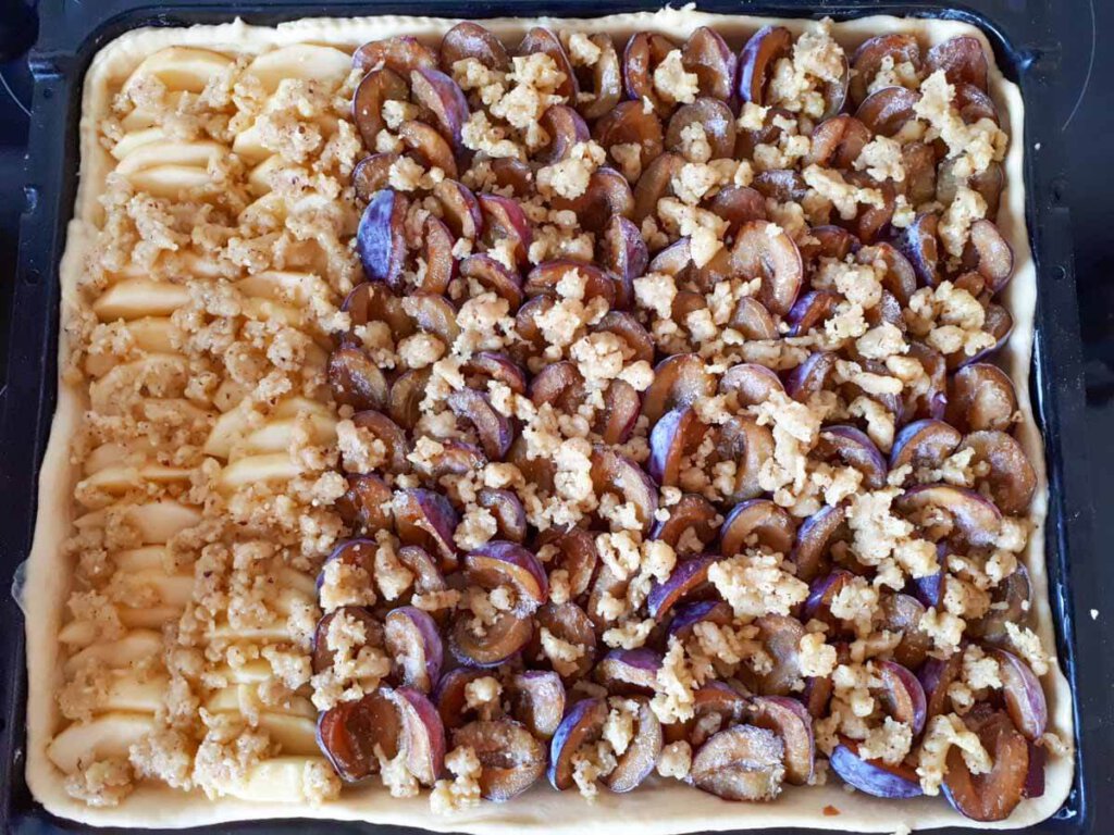 Die Streusel kommen auf den Blechkuchen