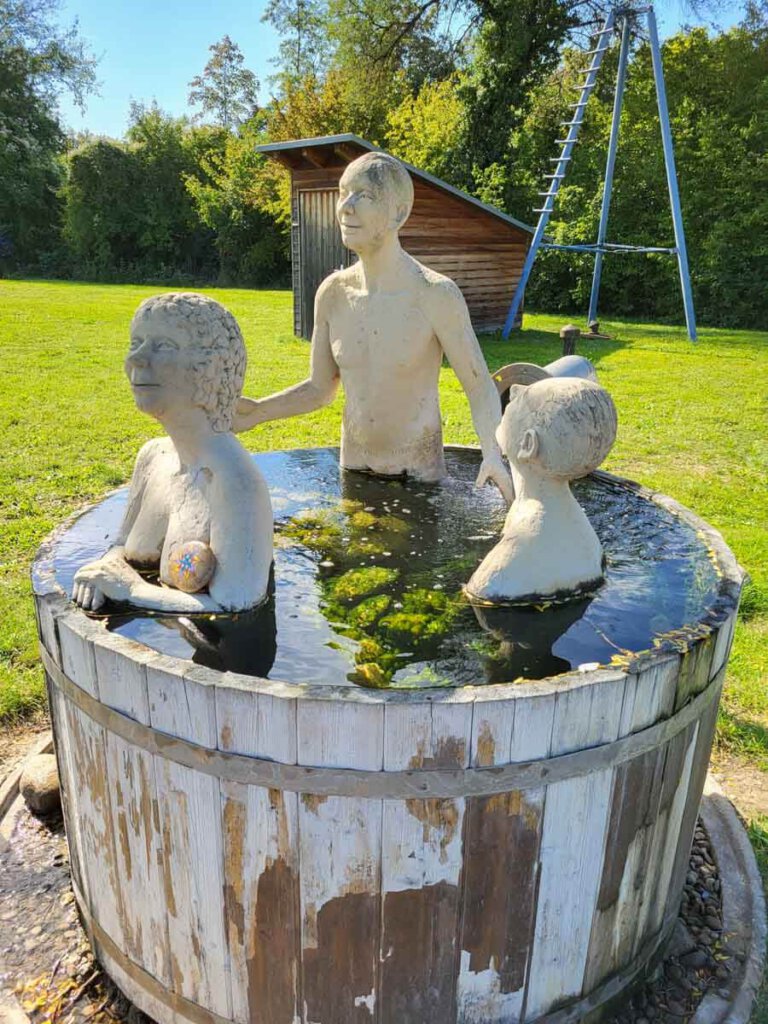 Bottich mit Badenden (Skulptur) an der Fundstelle der Markusquelle in Bad Bellingen im Markgräflerland