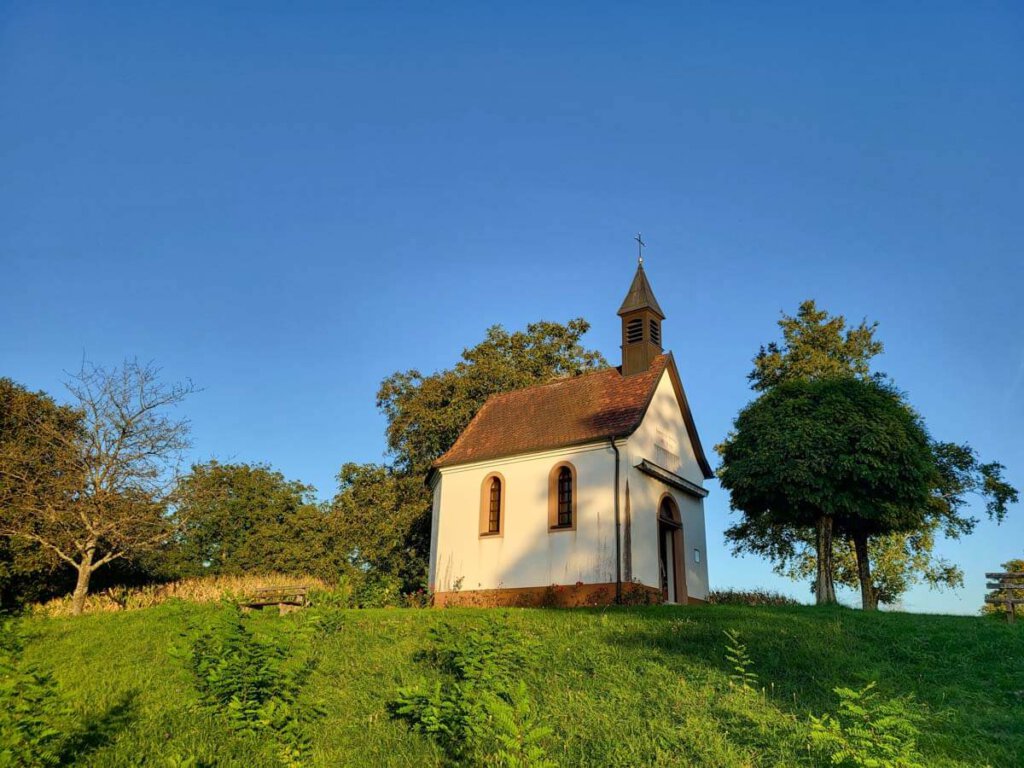 Die Wallfahrtskapelle Maria Hügel thront hoch über Bamlach