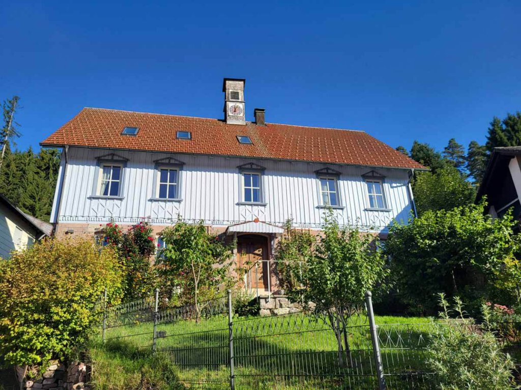 Das historische Schulhaus in Gompelscheuer - heute mit Ferienwohnungen für einen ruhigen Schwarzwald Dorfurlaub