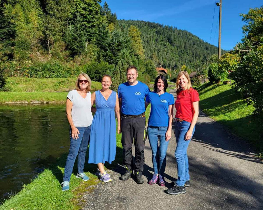 Besuch der Forellenzucht Klaiber mit Enzklösterles Bürgermeisterin Sabine Zenker (2.v.l.)