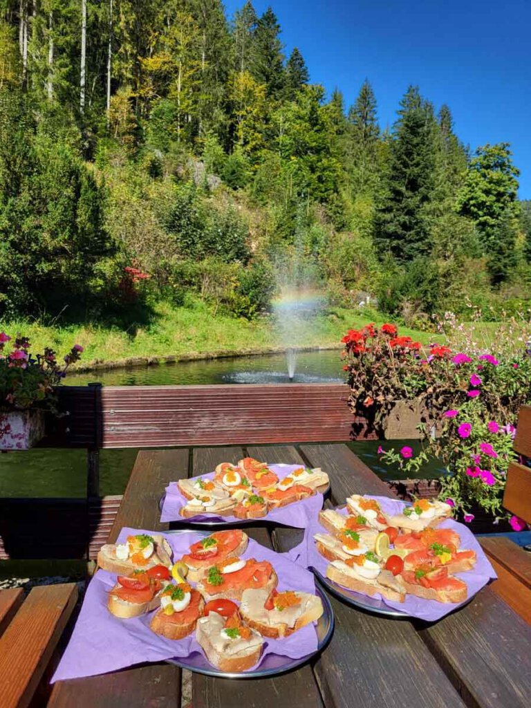 Besonderer Schwarzwald-Genuss: Geräucherte Forellen im Biergarten Petersmühle der Forellenzucht Klaiber
