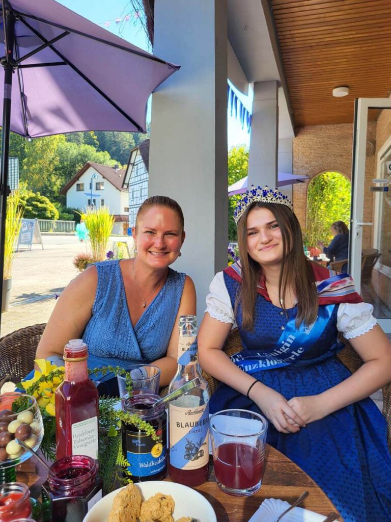 Heidelbeerkönigin Jody und BM Sabine Zenker begleiten uns auf unserer Genussreise durch Enzklösterle im Nordschwarzwald