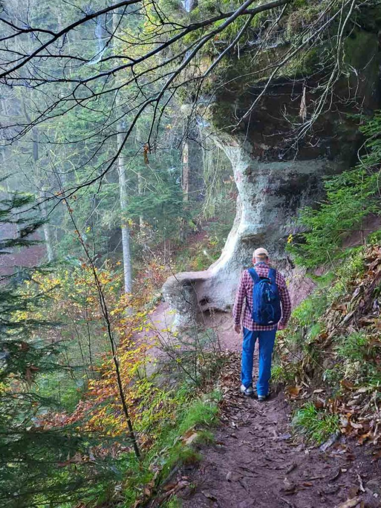 Einstieg in die sagenumwobenen Teufelskammern im Naturdenkmal Großes Loch bei Bad Herrenalb