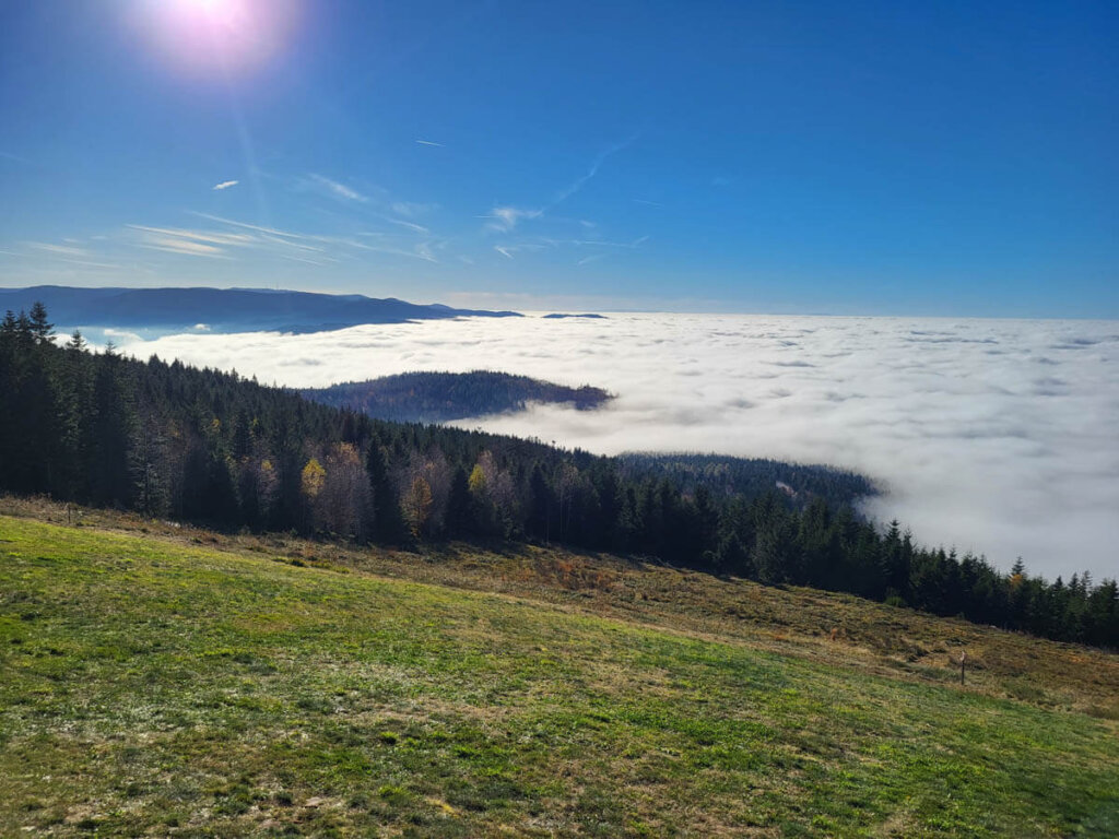 Wabernde Herbstnebel über dem Tal von der Teufelsmühle hoch über Bad Herrenalb und Loffenau aus gesehen
