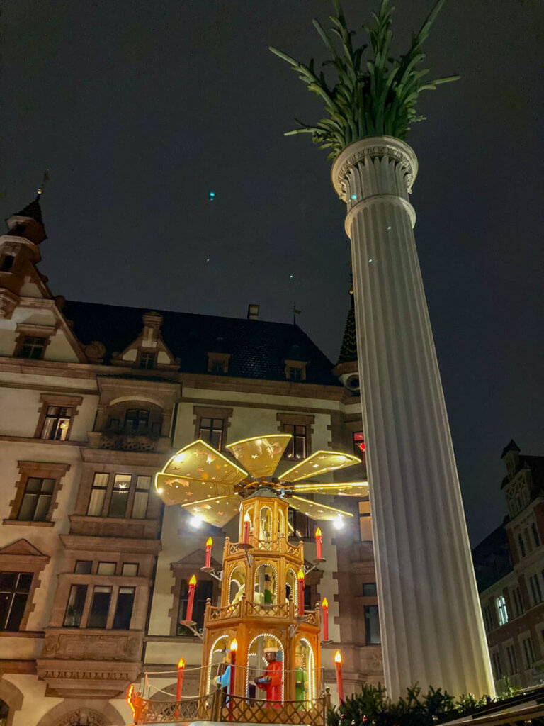 Nikolaisäule und Pyramide auf dem Leipziger Nikolaikirchhof