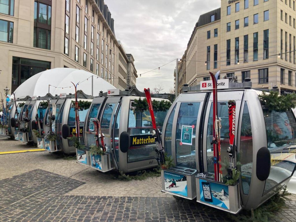 Skigondeln im Schweizer Weihnachtsdorf in Leipzig