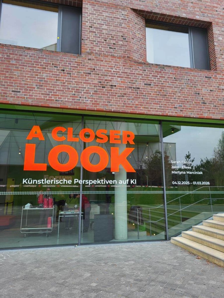 Die KI-Kunstausstellung "A Closer Look"