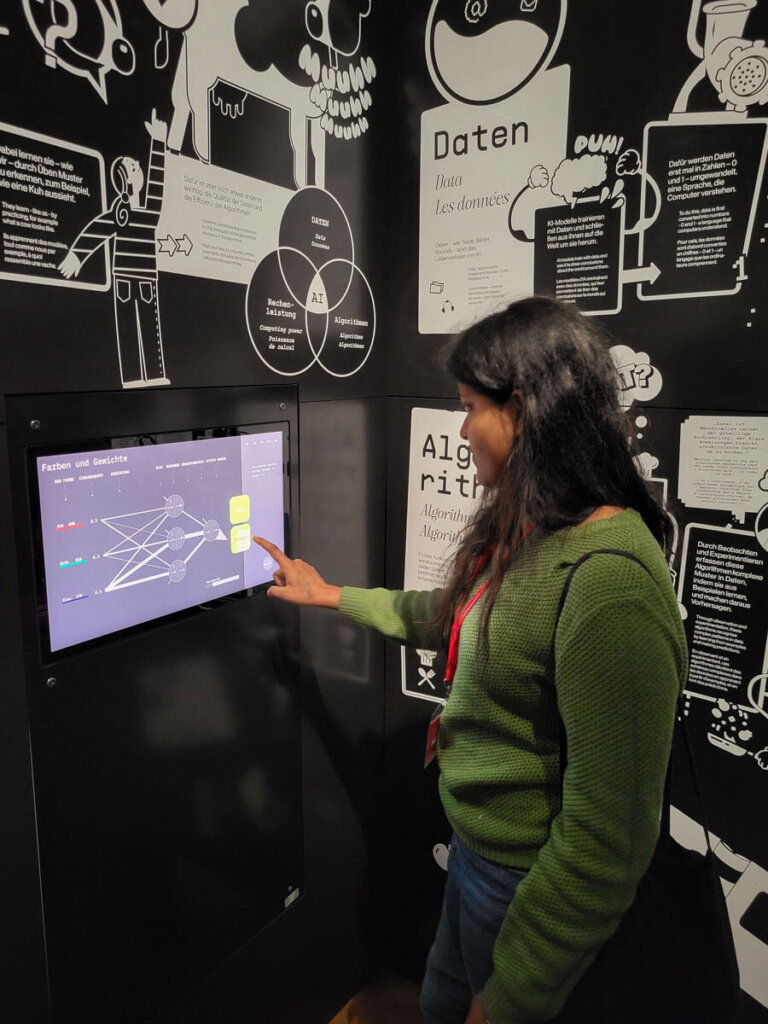 In der Black Box der KI-Sonderausstellung der experimenta: Shivangi trainiert eine KI