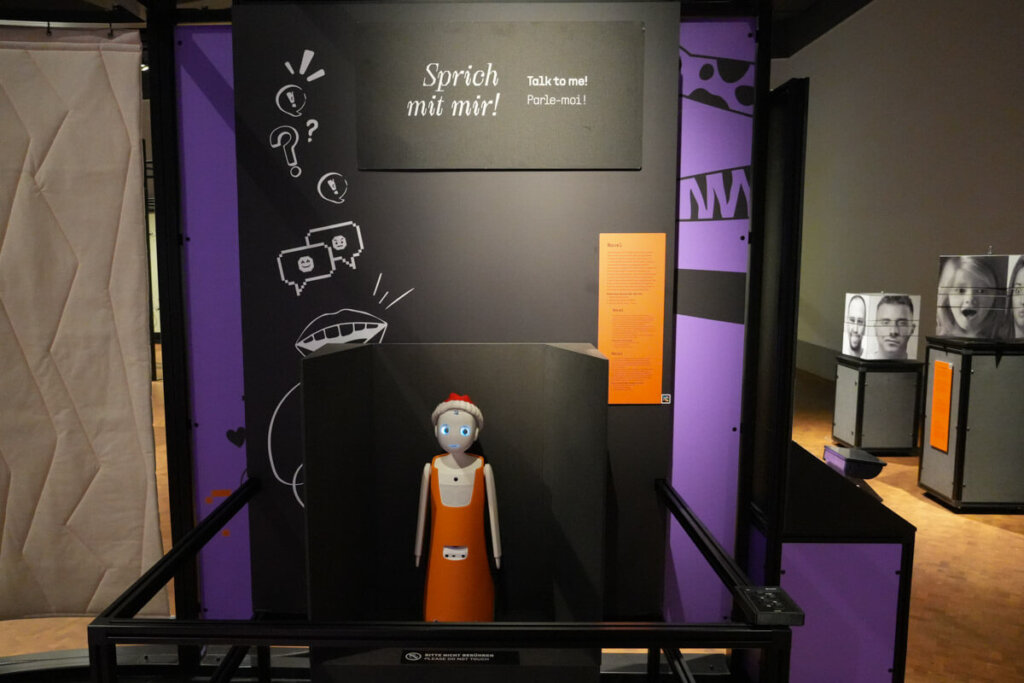 Publikumsmagnet: Der süße Roboter Navel in der KI Sonderausstellung der experimenta