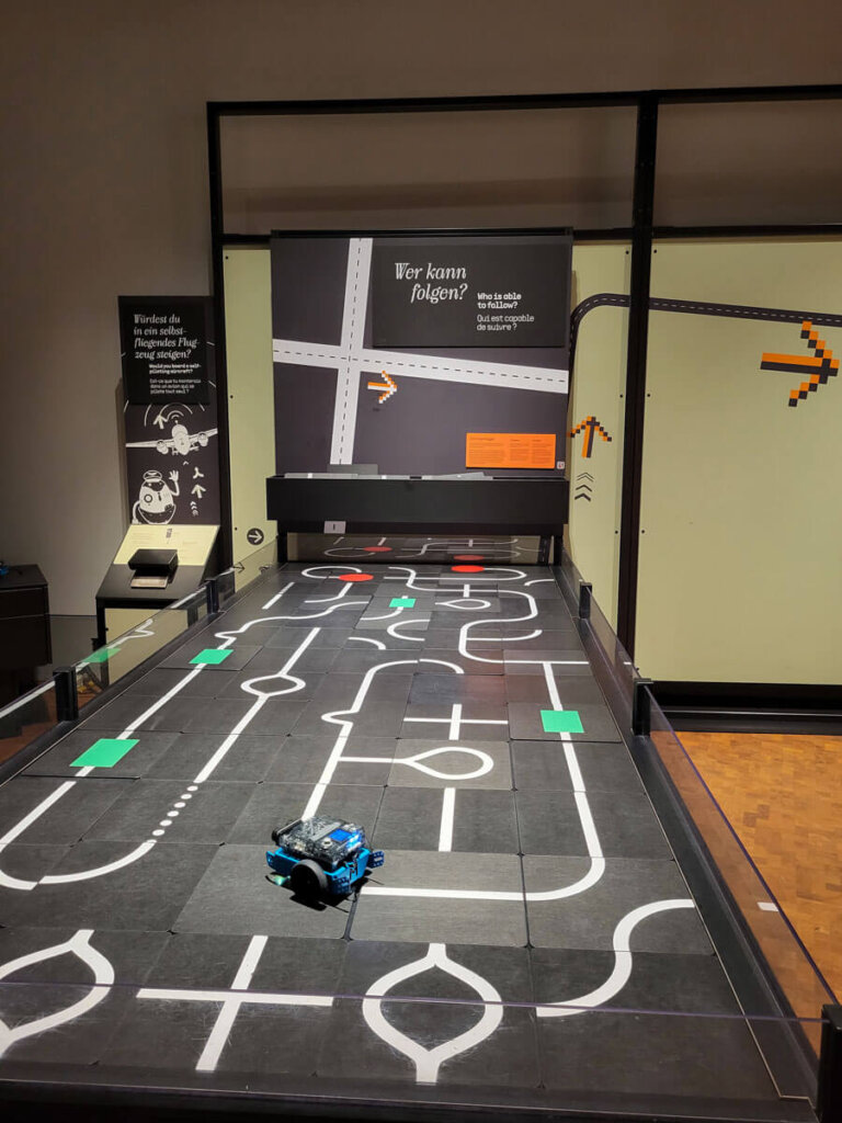 Der Strichverfolger erkennt seinen Weg in der KI-Sonderausstellung in der experimenta Heilbronn:
