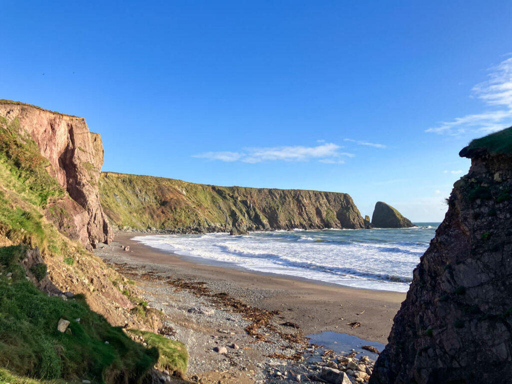 Versteckte Buchten an Irlands Copper Coast