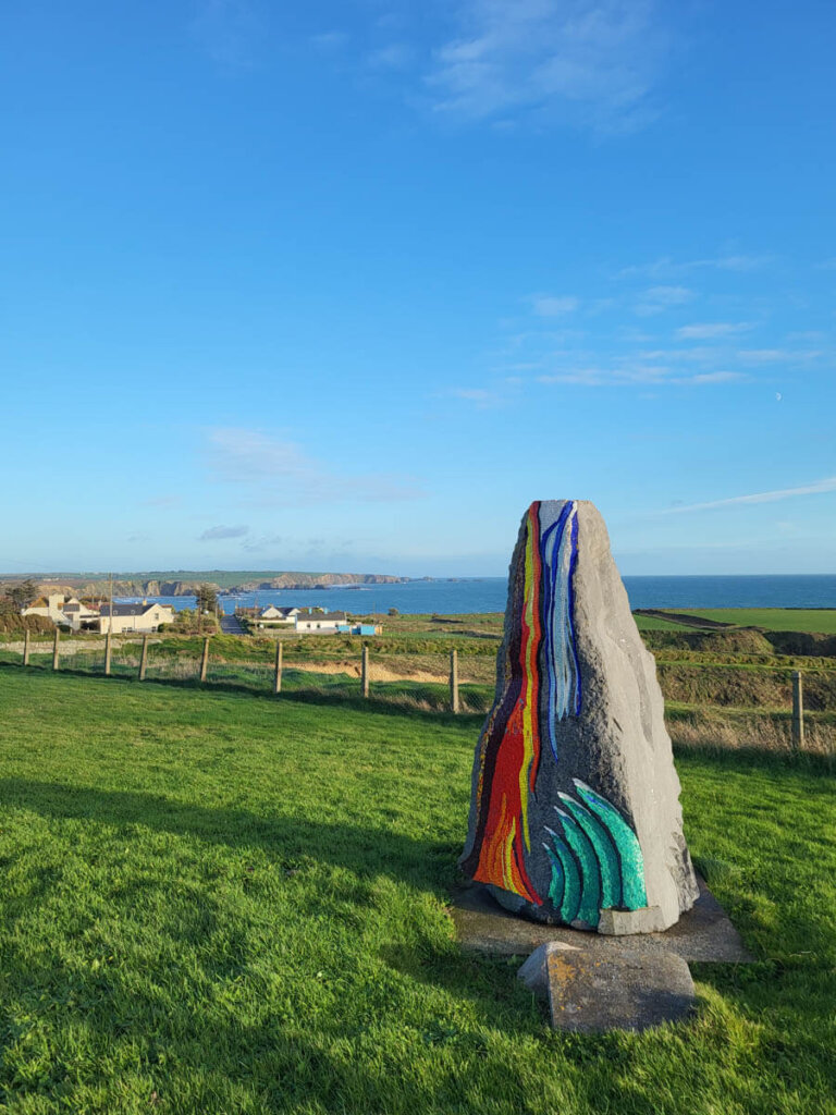 Die Feuer Eis & Meer Skulptur im Geopark Copper Coast in Irlands Süden