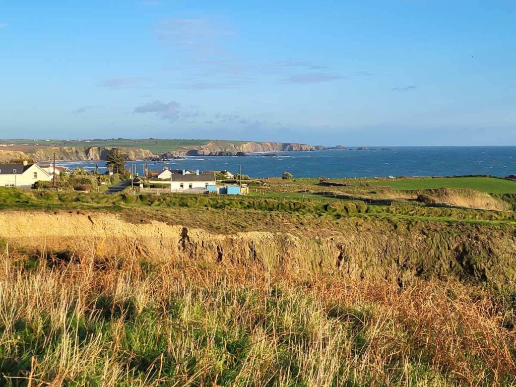 Die herrliche Küstenlandschaft der Copper Coast im Südosten Irlands