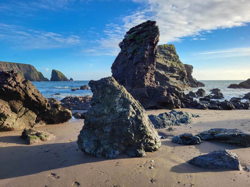 Dramatische Felskulisse in der Bucht von Ballydowane an Irlands Copper Coast