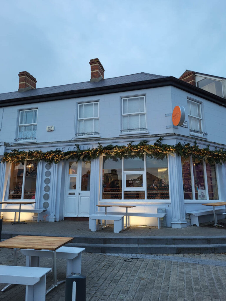 Die kleine Seagull Bakery im Herzen Tramores an Irlands Südküste im County Waterford