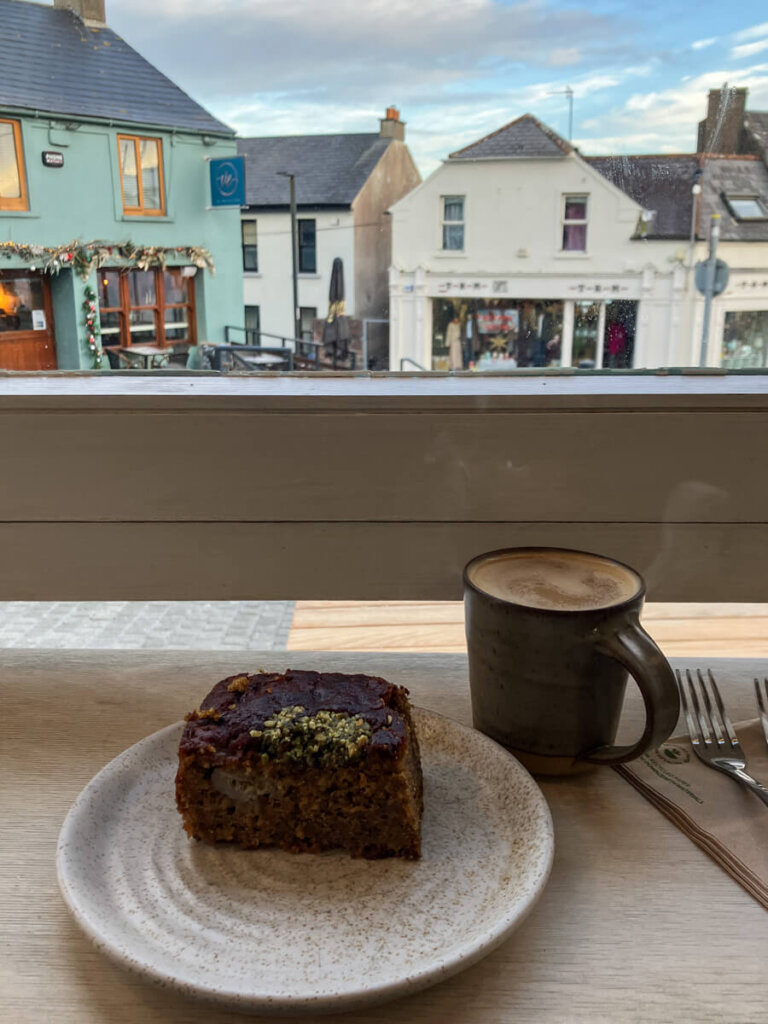 Kaffeepause in der süßen Seagull Bakery in Tramore an Irlands Südküste