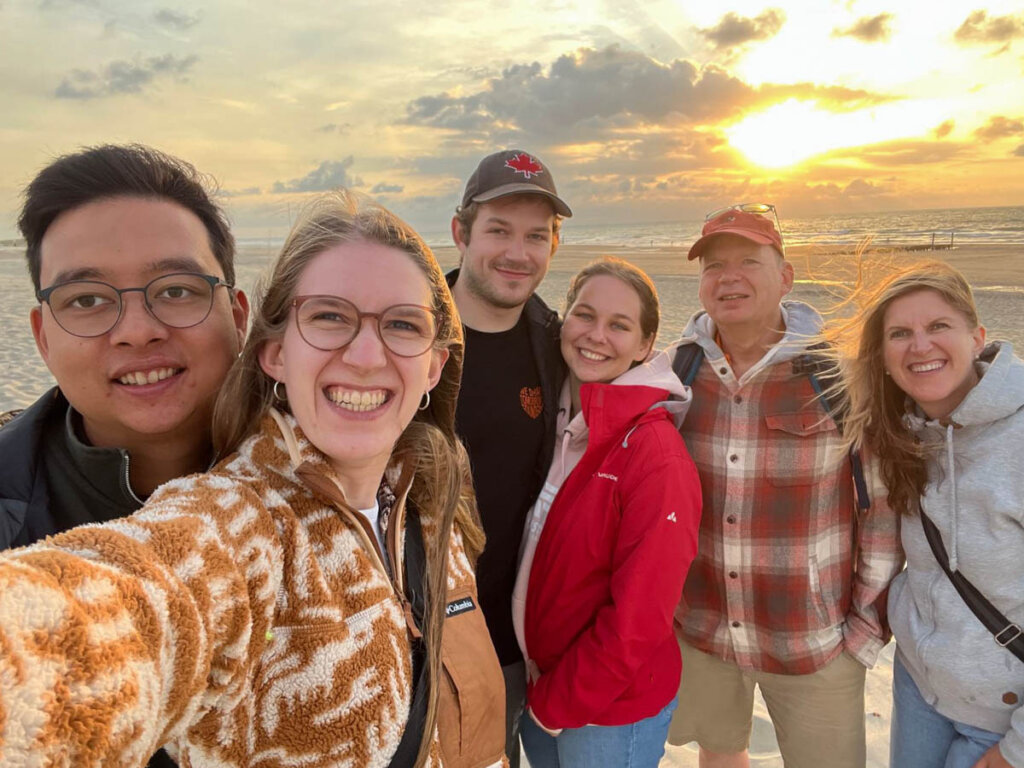 Die Travelsanne Family am Strand von Domburg