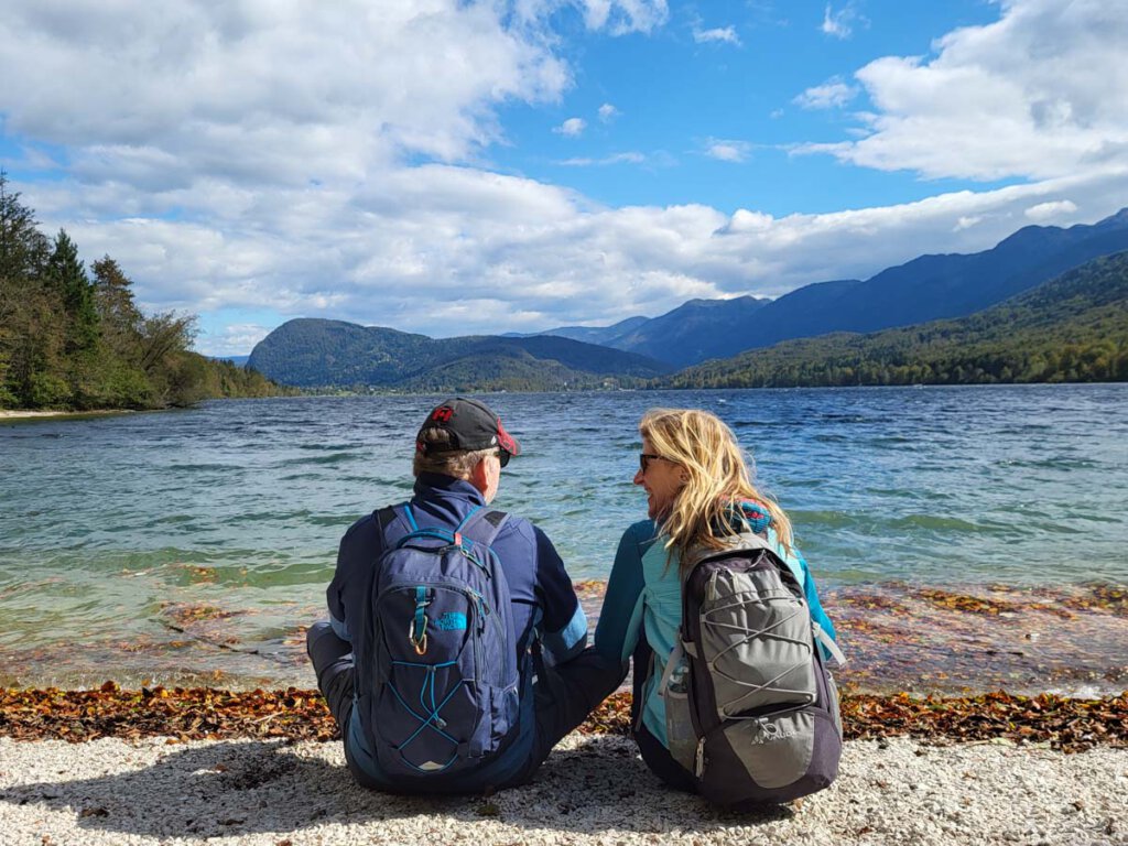 Was erwartet uns 2026? Sanne und Jochen am Strand des Bohinj See in Slowenien