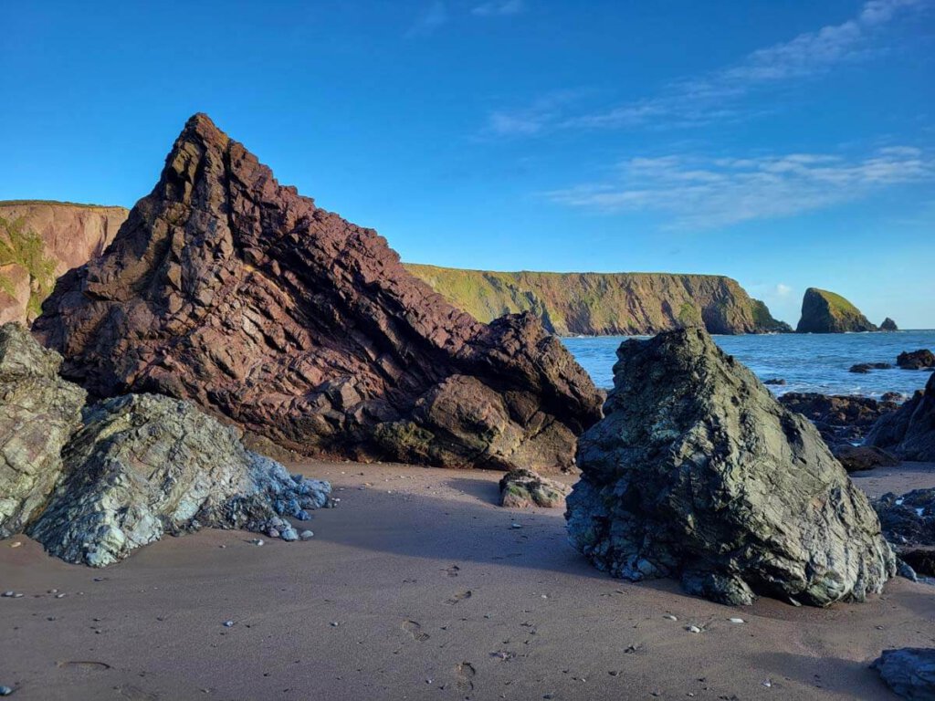 Dramatische Felskulisse an den Stränden der Copper Coast in Irlands Süden
