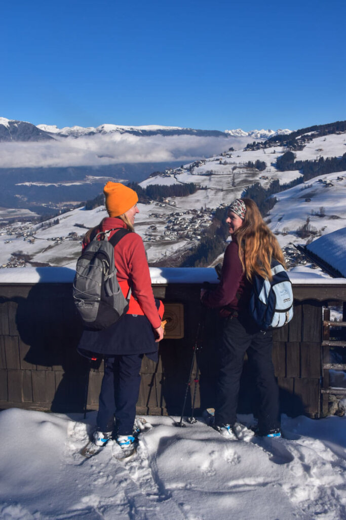 Genießen der herrlichen Aussicht zum Weerberg mit Autorin Elke Reinauer