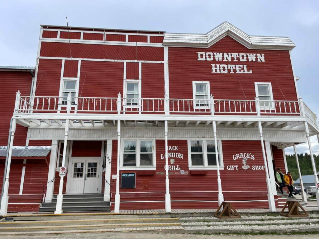 Das Downtown Hotel in der Goldgräberstadt Dawson City im Yukon, Kanada